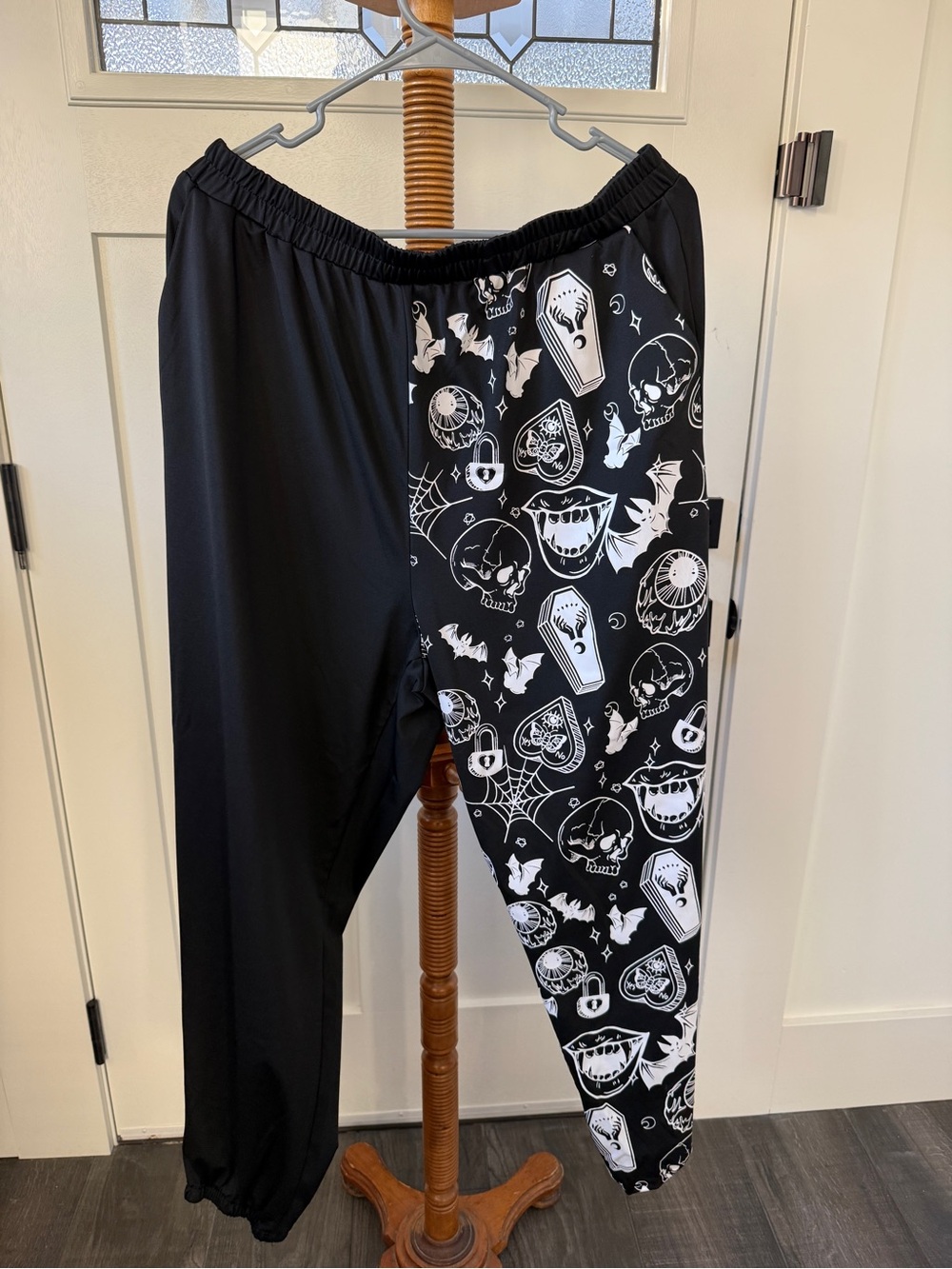 Women’s 2XL- Black Halloween Graphic Jogger Pants